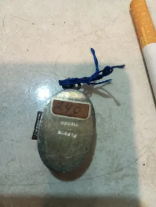 Pastillero antiguo con piedra roja