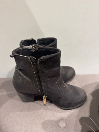 Botines negros con cremallera