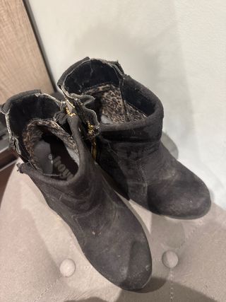 Botines negros con cremallera