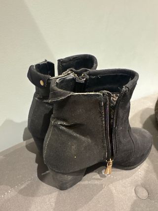 Botines negros con cremallera