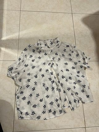 Blusa blanca con flores negras