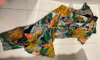 Blusa blanca con flores negras