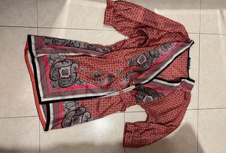 Blusa blanca con flores negras