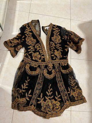 Blusa blanca con flores negras