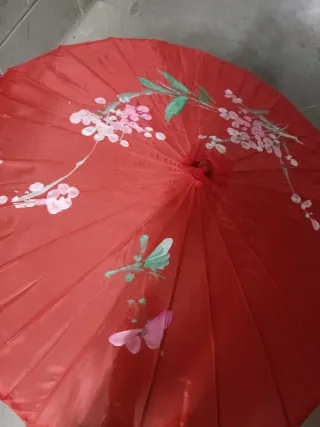 Sombrilla china con mango de madera