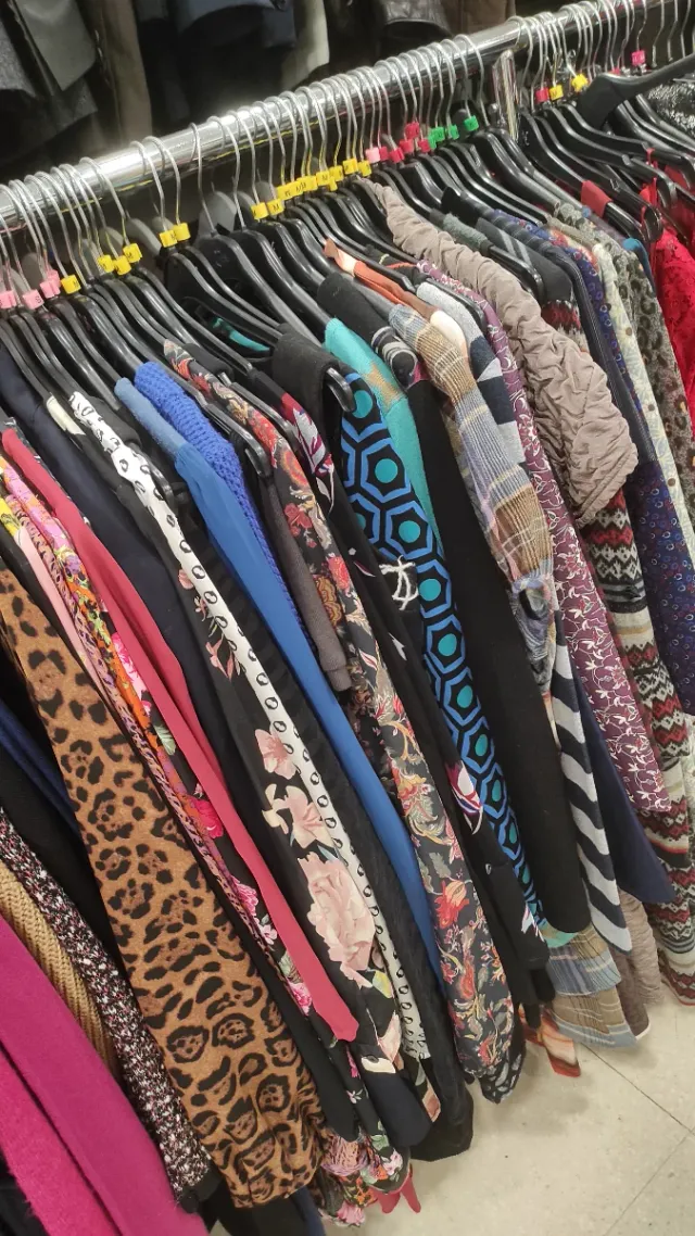 Lote 300 prendas de ropa