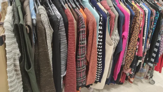 Lote 300 prendas de ropa