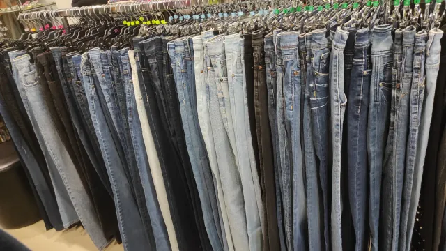 Lote 300 prendas de ropa