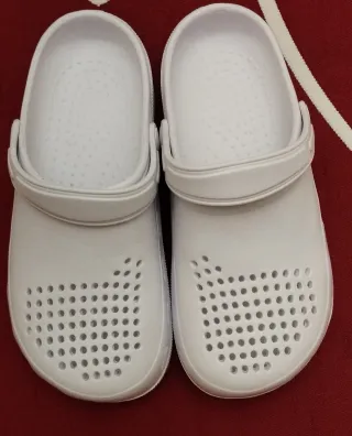 Zuecos sanitarios blancos