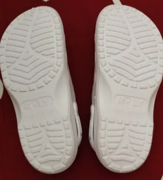 Zuecos sanitarios blancos