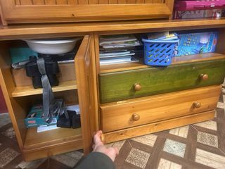 Mesa baja de pino con tapa de cristal mas mueble