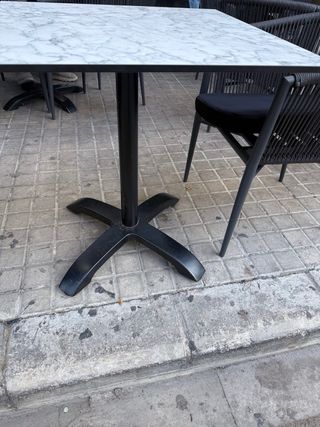 Mesa y sillas para restaurante