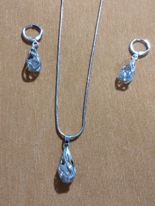 Set gioielli pendente e orecchini