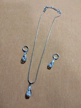 Set gioielli pendente e orecchini