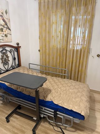 Letto articolato con tavolo e materasso