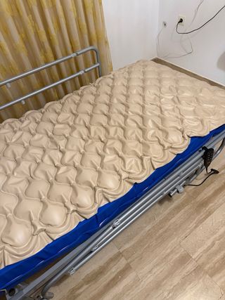 Letto articolato con tavolo e materasso