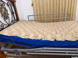 Letto articolato con tavolo e materasso