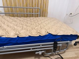 Letto articolato con tavolo e materasso