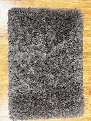 Alfombra pie de cama Ikea gris súper cómoda