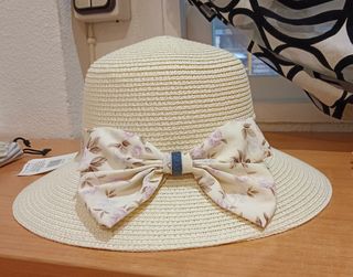 Sombrero de paja beige con lazo floral