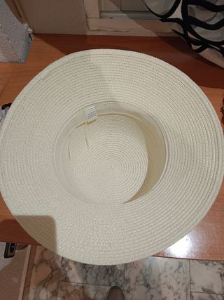 Sombrero de paja beige con lazo floral