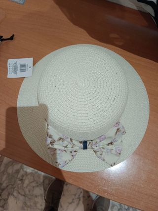 Sombrero de paja beige con lazo floral