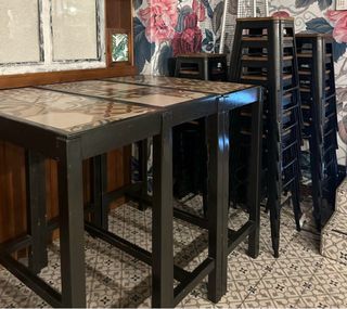 Mesas altas y taburetes negros