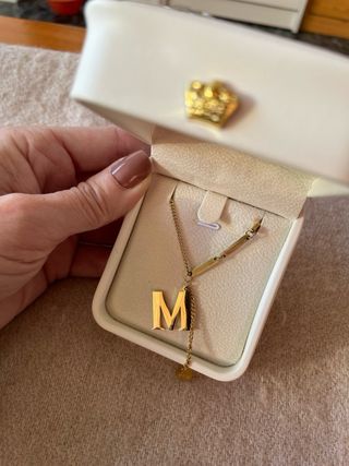 Collar letra M dorado