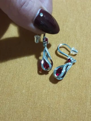 Orecchini pendenti con pietra rossa