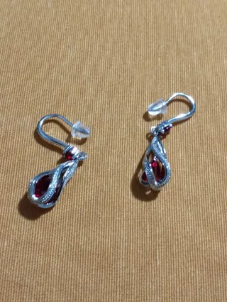 Orecchini pendenti con pietra rossa