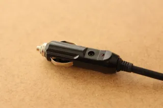 Adaptador mechero coche macho.