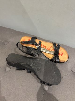 Sandalias negras y plateadas