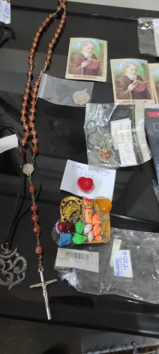 Lote de artículos religiosos y otros amuletos