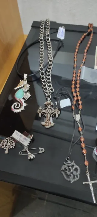 Lote de artículos religiosos y otros amuletos