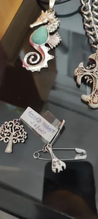 Lote de artículos religiosos y otros amuletos