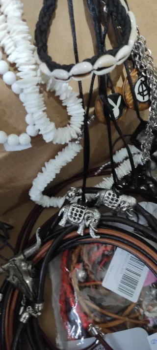 Lote de artículos religiosos y otros amuletos