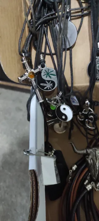 Lote de artículos religiosos y otros amuletos