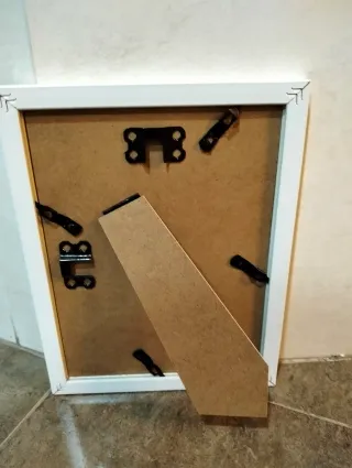 Marco de fotos blanco y madera