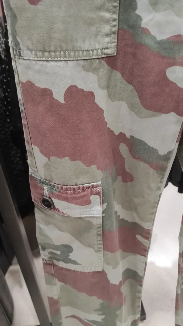 Pantalones cargo camuflaje Talla 32