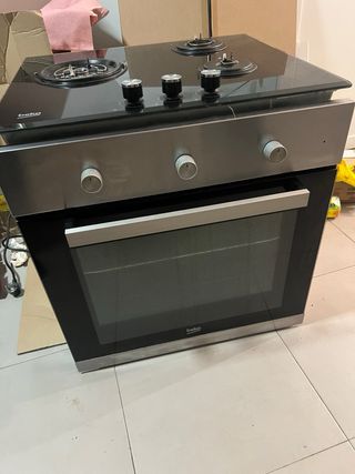 Horno y vitrocerámica Beko