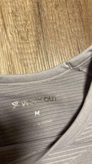 Camiseta deportiva gris