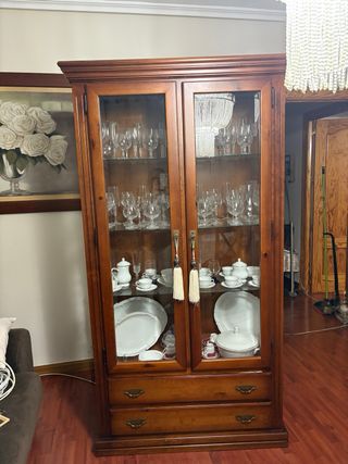 Vitrina madera maciza con puertas de cristal