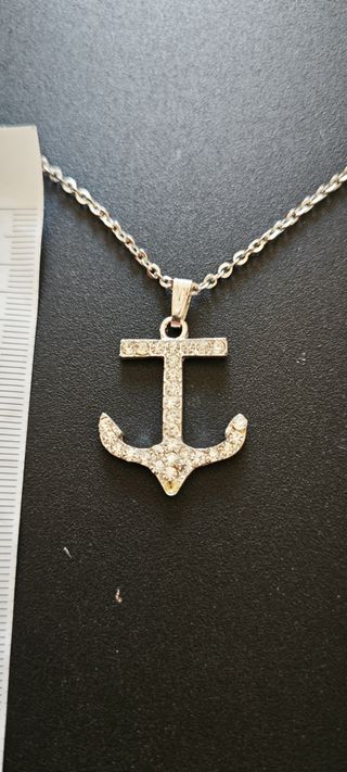 Collana con ciondolo ancora scintillante