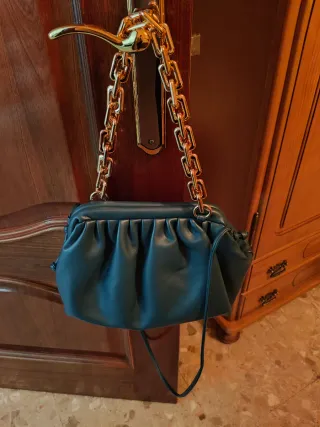 Bolso verde turquesa asa cadena dorada