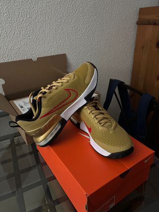 Nike Air Max Doradas y Rojas