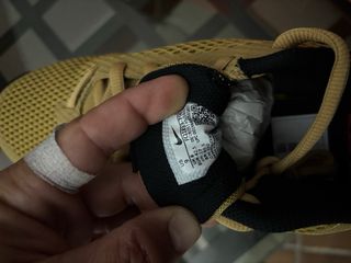 Nike Air Max Doradas y Rojas