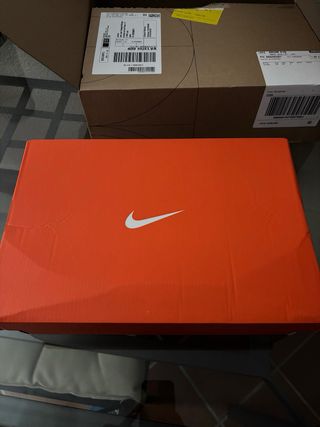 Nike Air Max Doradas y Rojas