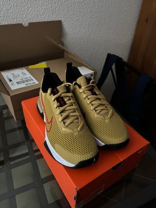 Nike Air Max Doradas y Rojas