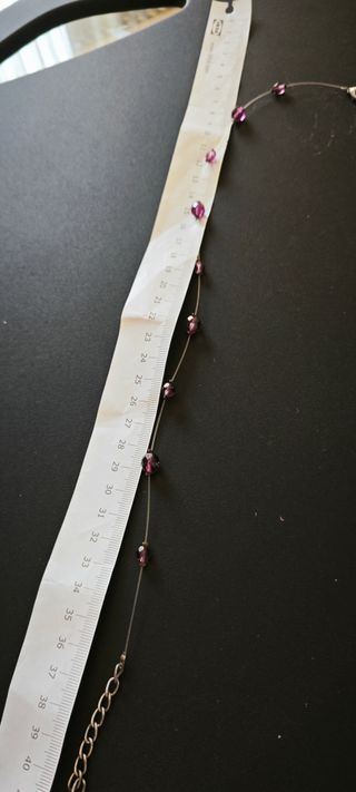 Collana invisibile con perline viola