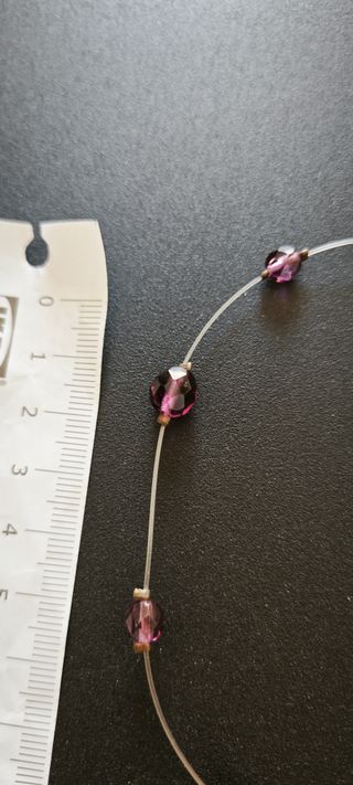 Collana invisibile con perline viola